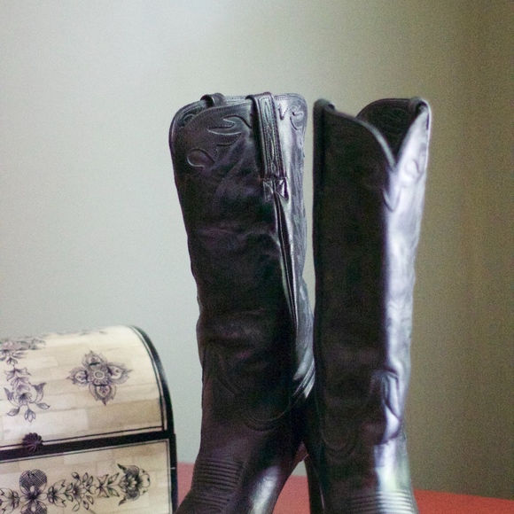 Hand-Crafted Leather Boots - Picture 7 of 8